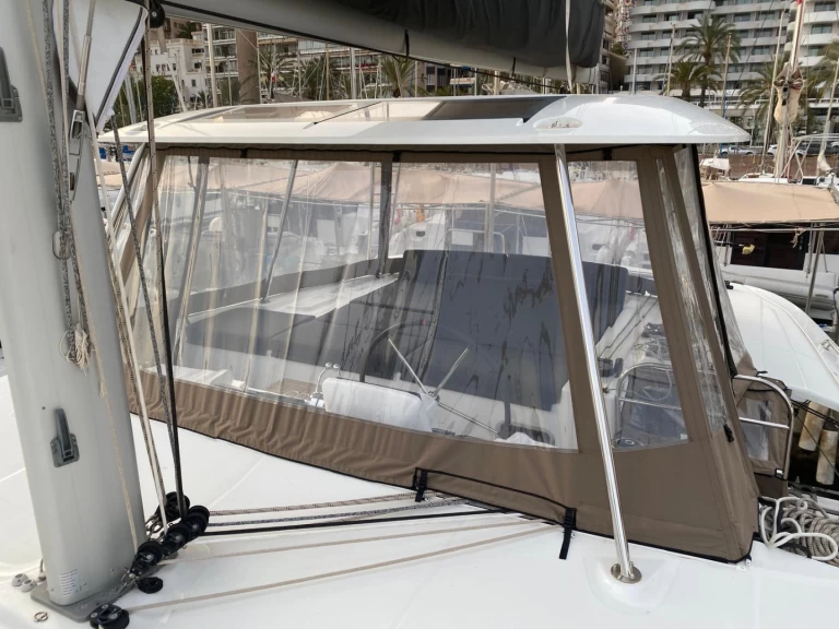 Hire Catamaran Lagoon with a boat licence