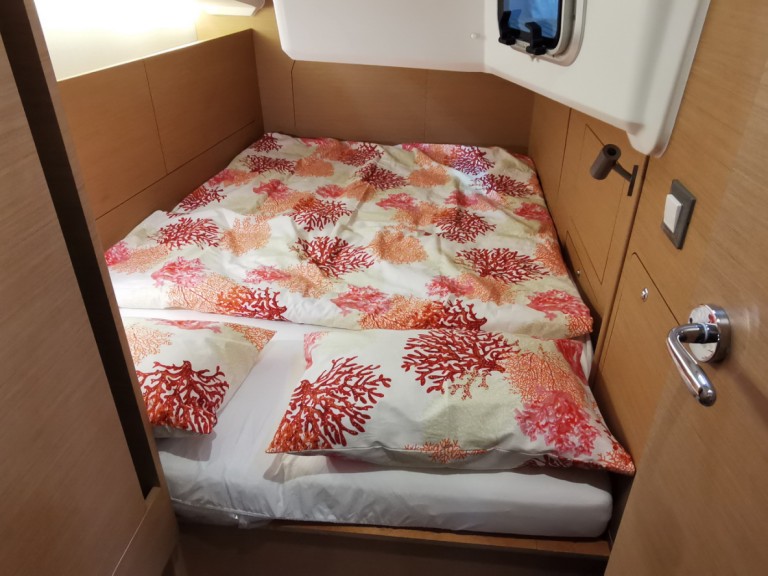 Hire Sailboat Jeanneau with a boat licence