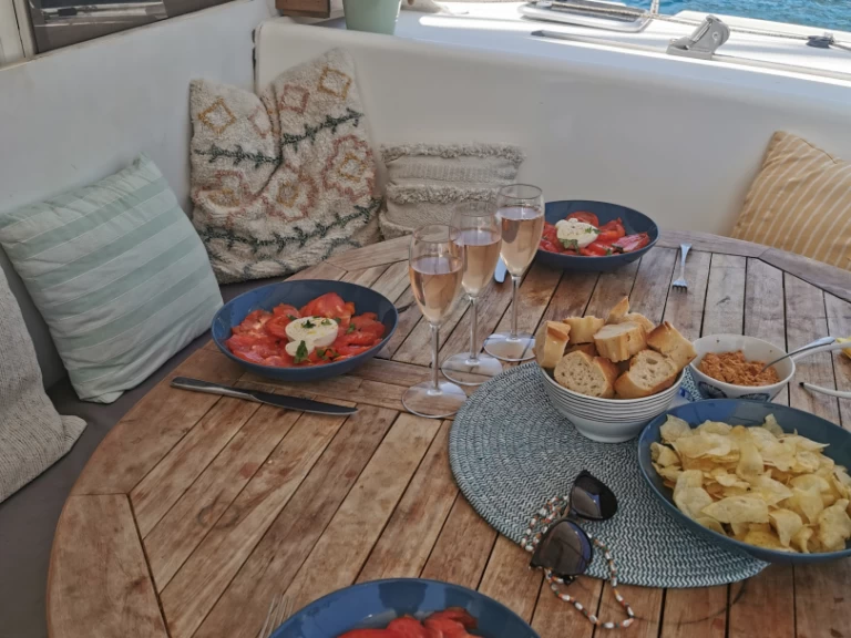 Charter a Nautitech Nautitech 40 in Quiberon on Samboat