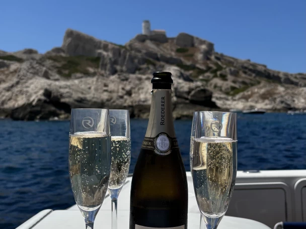 Hire Motorboat Riviera with a boat licence