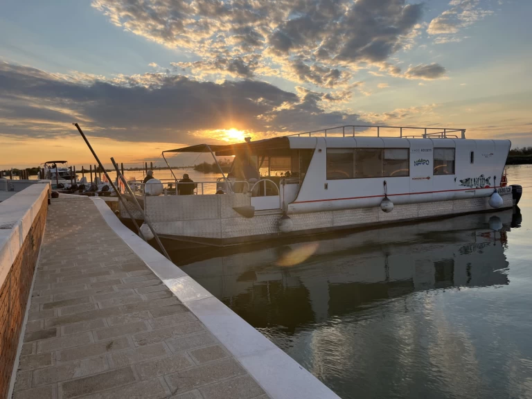 Yacht charter Cremona - NAVI 53 HB 16:50 on SamBoat