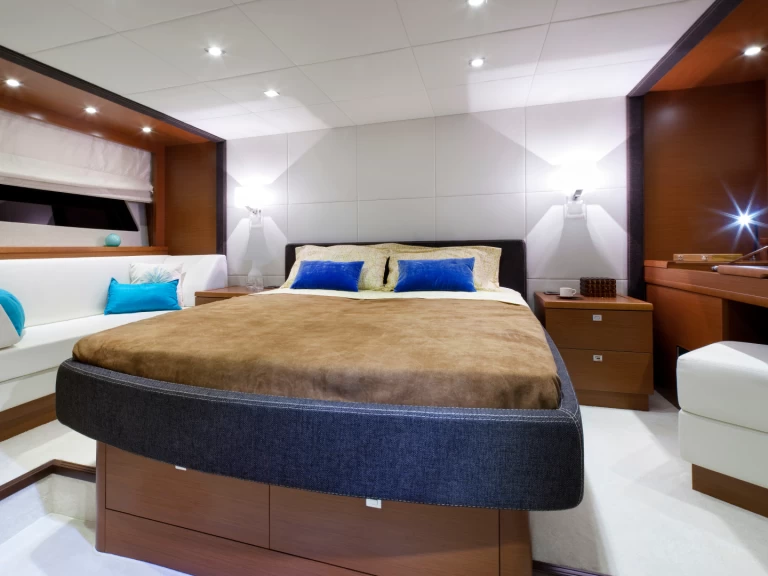 Hire Luxury Yacht Prestige with a boat licence