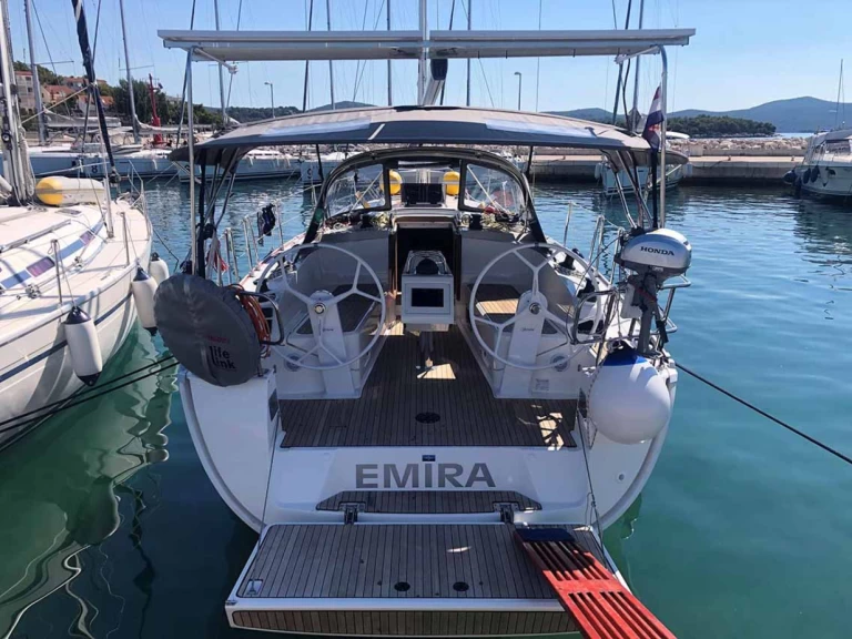 Hire Sailboat Bavaria with a boat licence