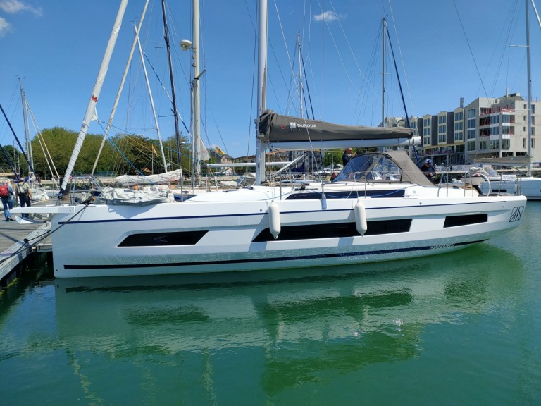 Sailboat hire in Furnari - Dufour Dufour 41