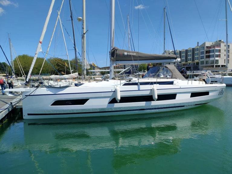 Sailboat hire in Furnari - Dufour Dufour 41