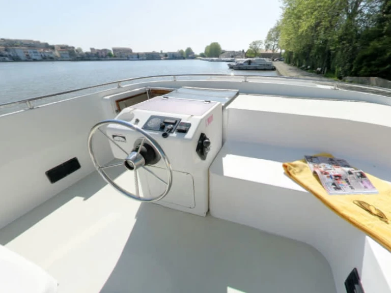 Charter a Le Boat Royal Classique in Saint-Gilles-Croix-de-Vie on Samboat