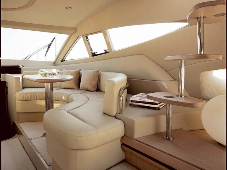 Motorboat hire in Panjim - Ferretti Ferretti 550