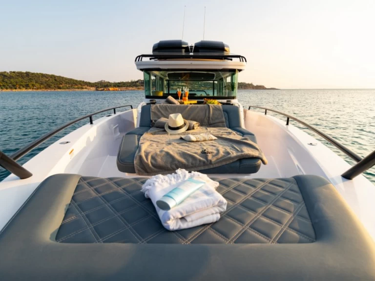 Charter a Axopar Axopar 37 XC Cross Cabin in Lagonisí on Samboat