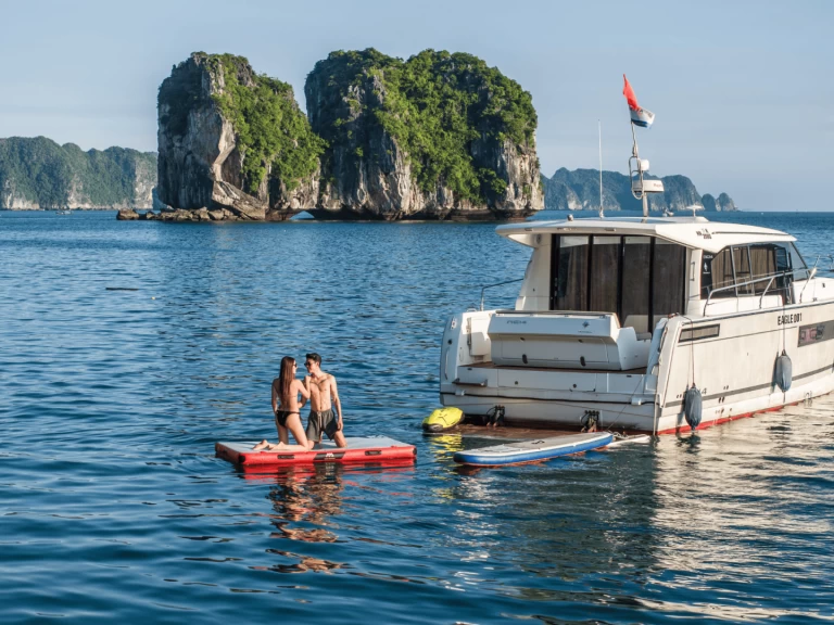 Motorboat hire in Hạ Long - Jeanneau NC 14