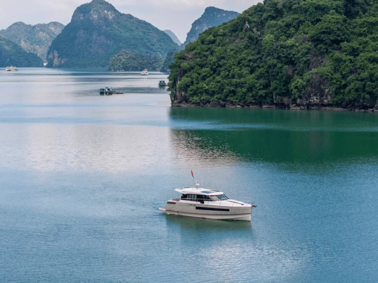 Hire Motorboat with or without skipper Jeanneau Hạ Long