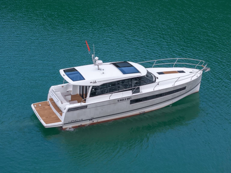 Hire Motorboat Jeanneau with a boat licence