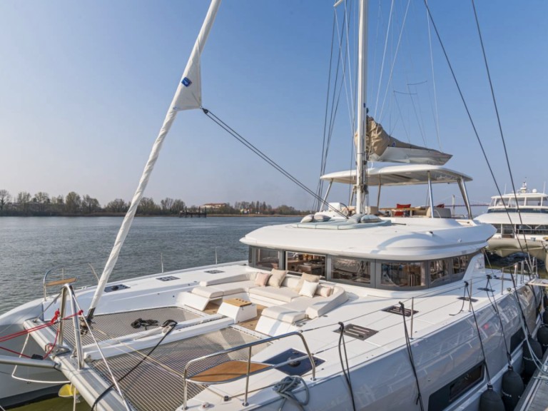 Charter a Lagoon Lagoon 55 in Bonifacio on Samboat