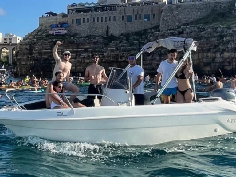Charter a speedy 565 New in Monopoli on Samboat