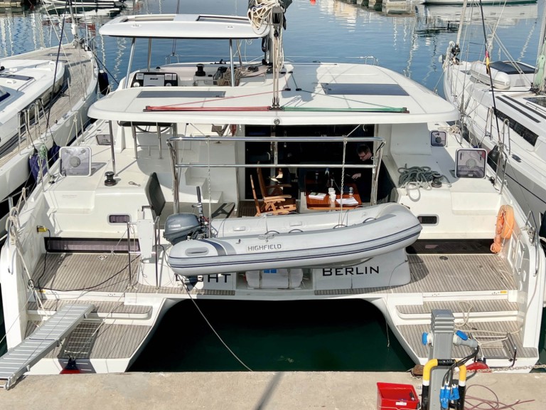 Hire Catamaran Lagoon with a boat licence