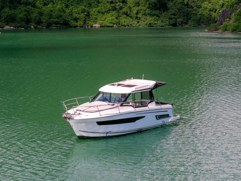 Hire a Jeanneau Merry Fisher 895 Hạ Long