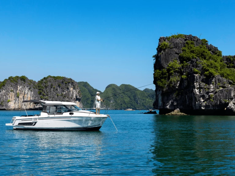 Hire a Jeanneau Merry Fisher 795 Hạ Long