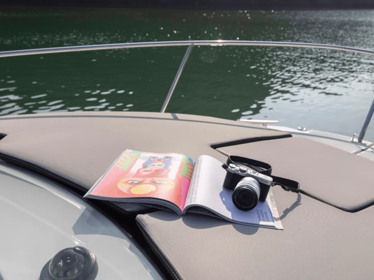 Hire Motorboat with or without skipper Jeanneau Hạ Long