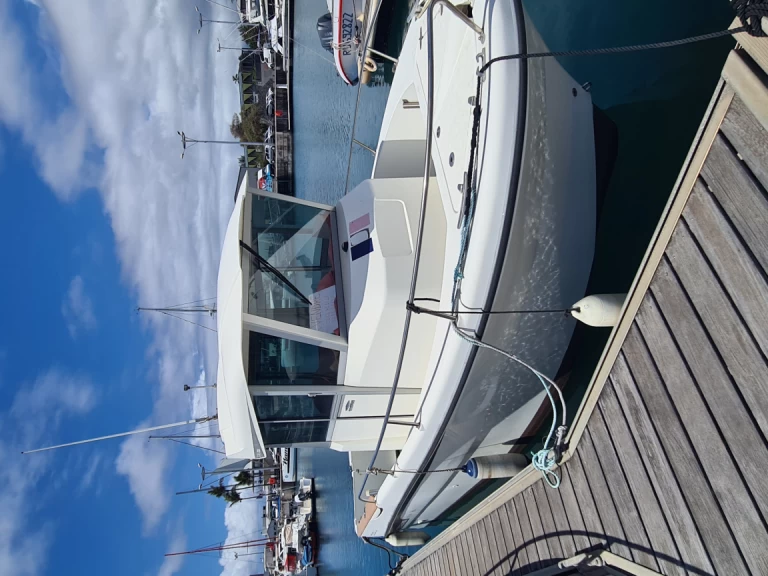 Hire a Ocqueteau Ostrea 700 T-Top Saint-Gilles les Bains