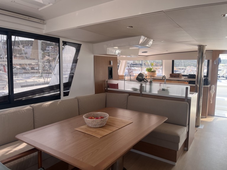 Charter a Bali Bali 4.6 (owner's version) in Lávrio on Samboat