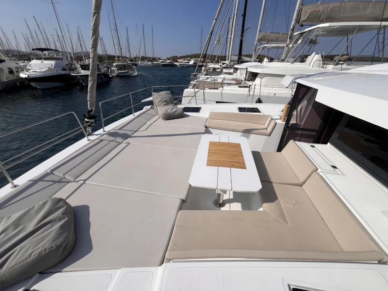 Charter a Bali Bali 4.6 (owner's version) in Lávrio on Samboat