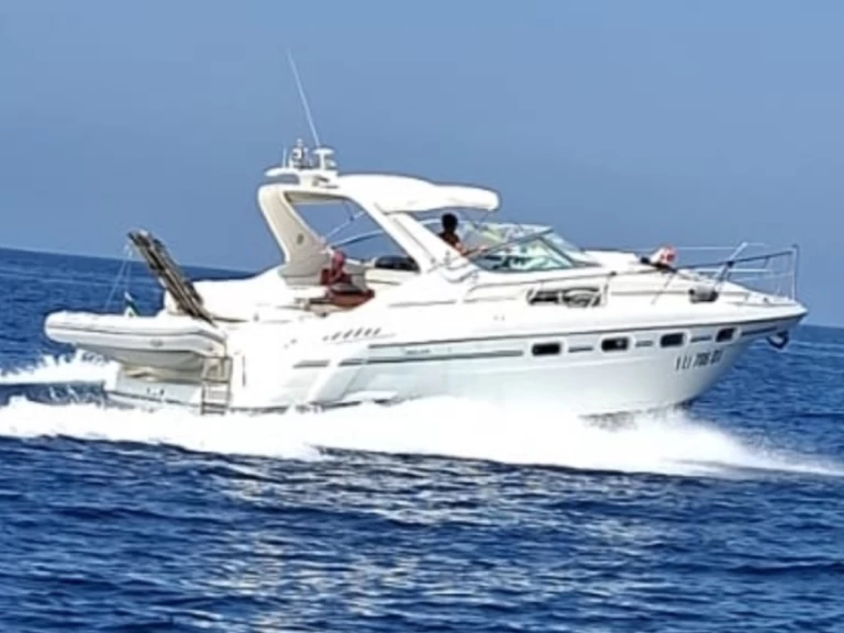 Hire Motorboat Sealine with a boat licence