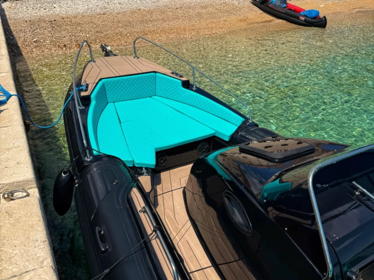 Charter a Aquamax 27 in Bol on Samboat