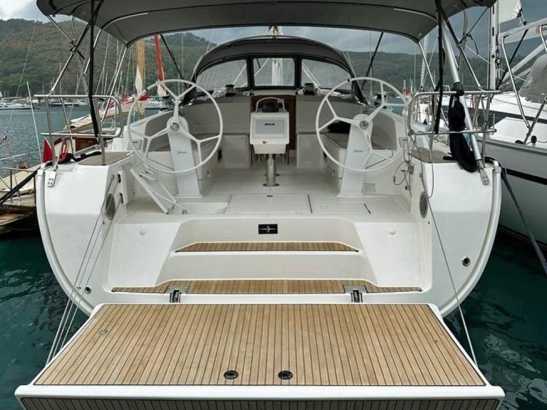 Hire Sailboat Bavaria with a boat licence