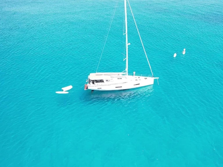 Hire a Bénéteau Oceanis 60 Hyères