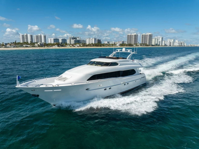 Hire Luxury Yacht Lazzara with a boat licence