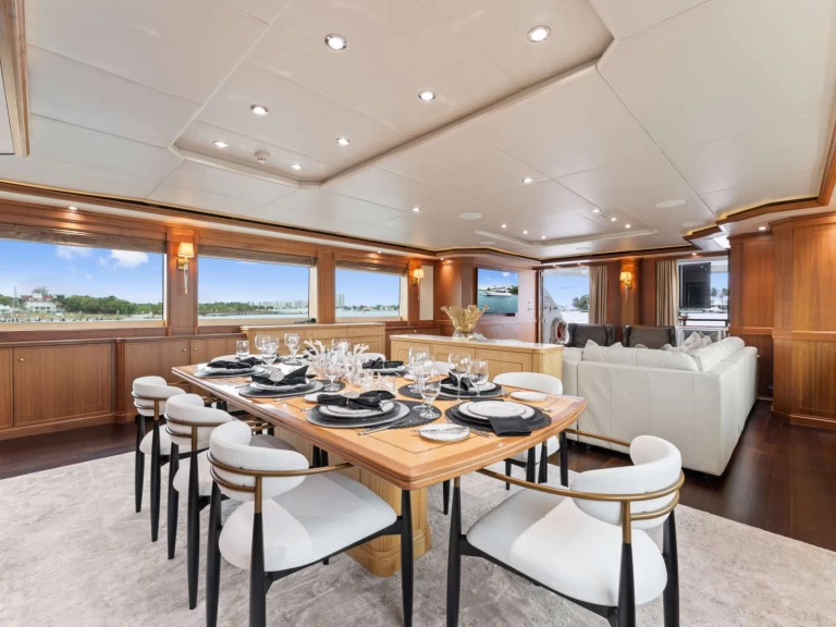 Luxury Yacht to hire Newport at the best price