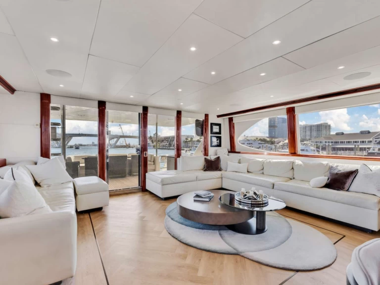 Hire Luxury Yacht Lazzara with a boat licence