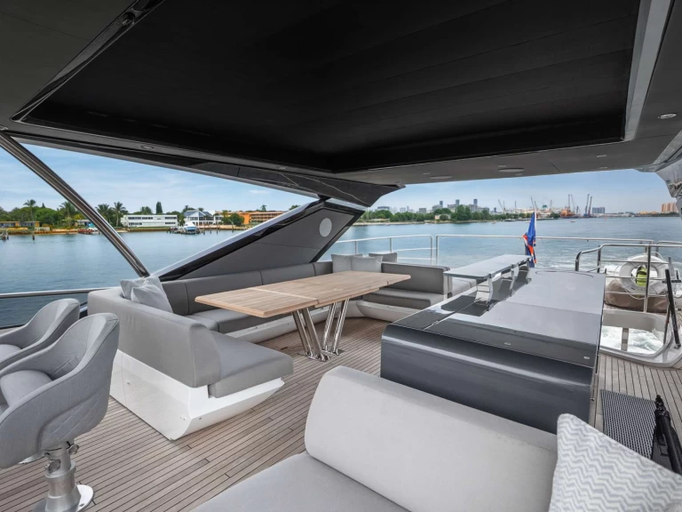 Luxury Yacht to hire Bahamas at the best price