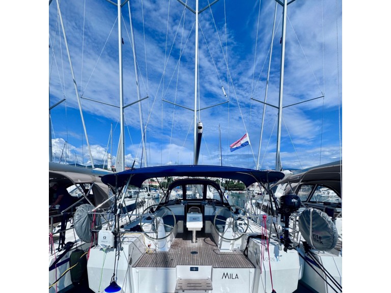 Charter a Bavaria Bavaria C38 in Novi Vinodolski on Samboat