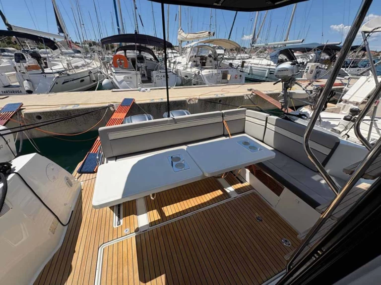 Hire Motorboat Jeanneau with a boat licence