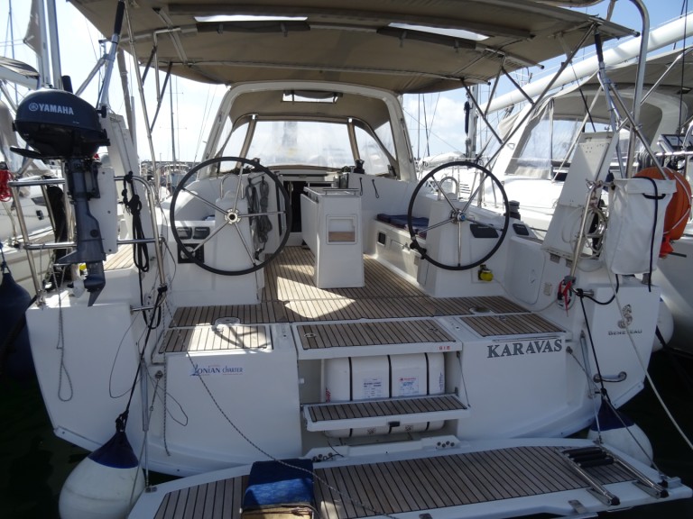 Hire a Bénéteau Oceanis 38 Lefkáda