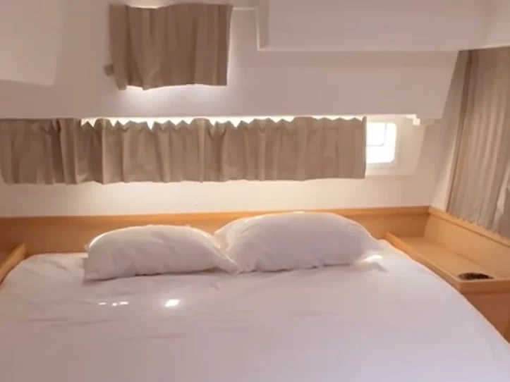 Hire Catamaran Lagoon with a boat licence