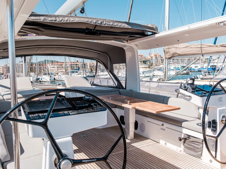 Sailboat to hire Hyères at the best price