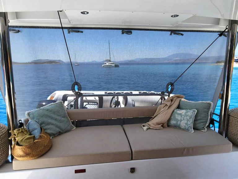 Charter a Bali Bali 4.6 (owner's version) in Lávrio on Samboat