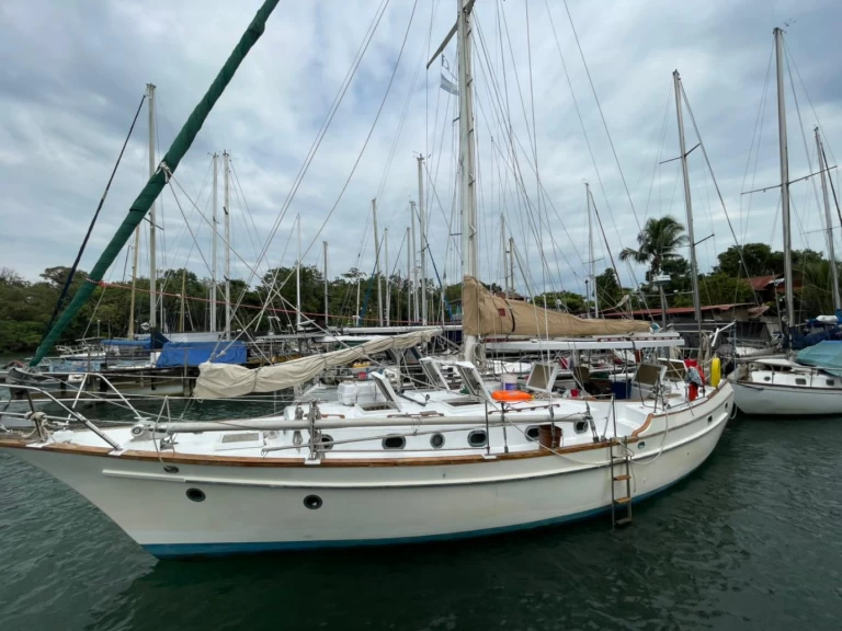 Sailboat to hire Lívingston at the best price