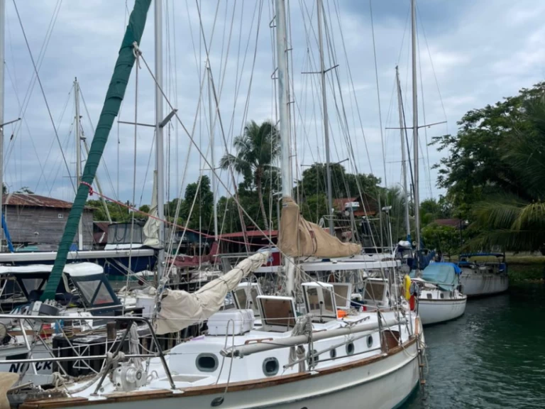 Yacht hire Lívingston cheap Walkover 44