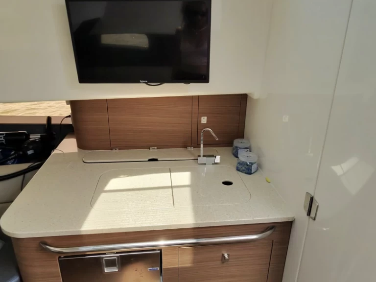 Hire Motorboat Boston Whaler with a boat licence