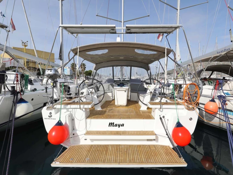 Charter a Bénéteau Oceanis 46.1 in Lefkáda on Samboat