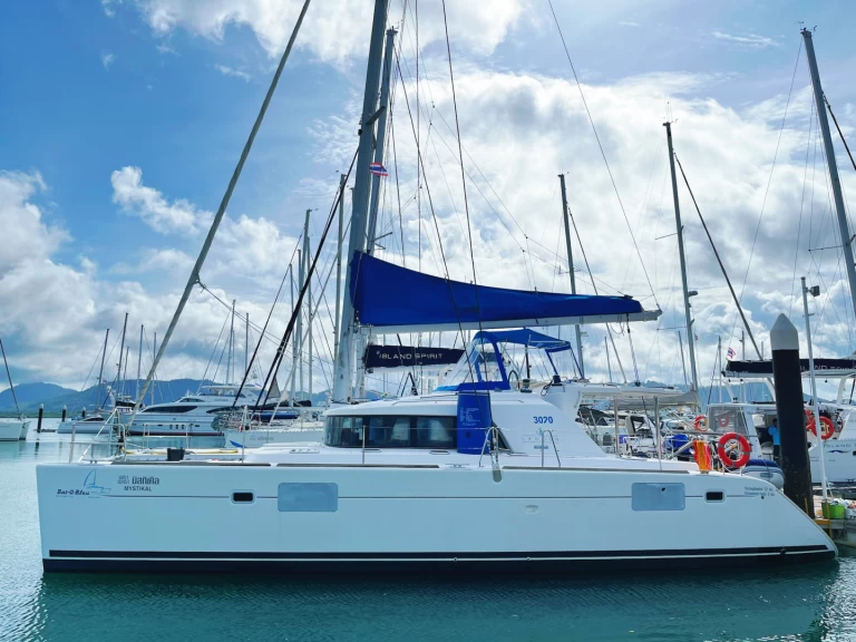 Hire Catamaran Lagoon with a boat licence