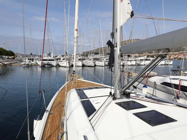 Hire Sailboat with or without skipper Bénéteau Lefkáda