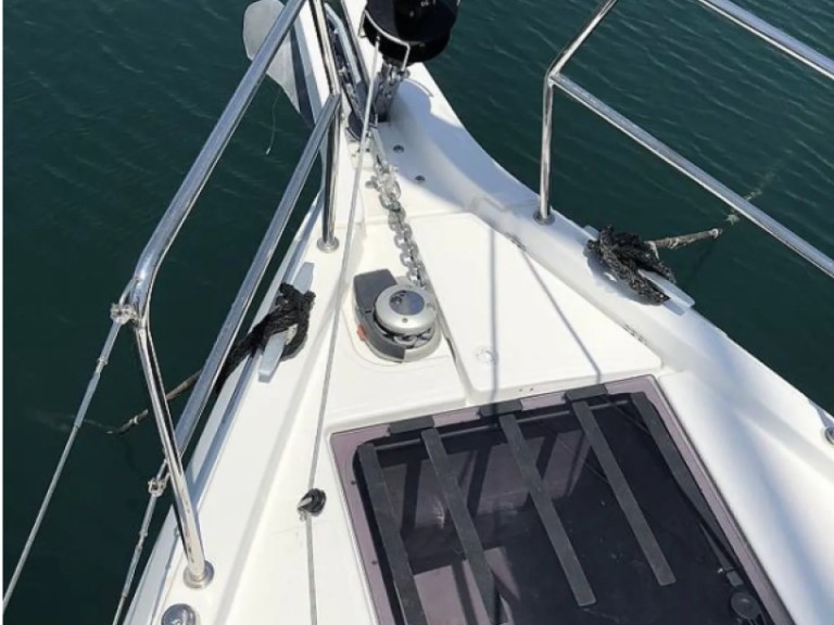 Hire Sailboat Jeanneau with a boat licence