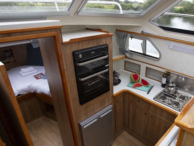 Charter a Le Boat Crusader in Le Mas-d'Agenais on Samboat