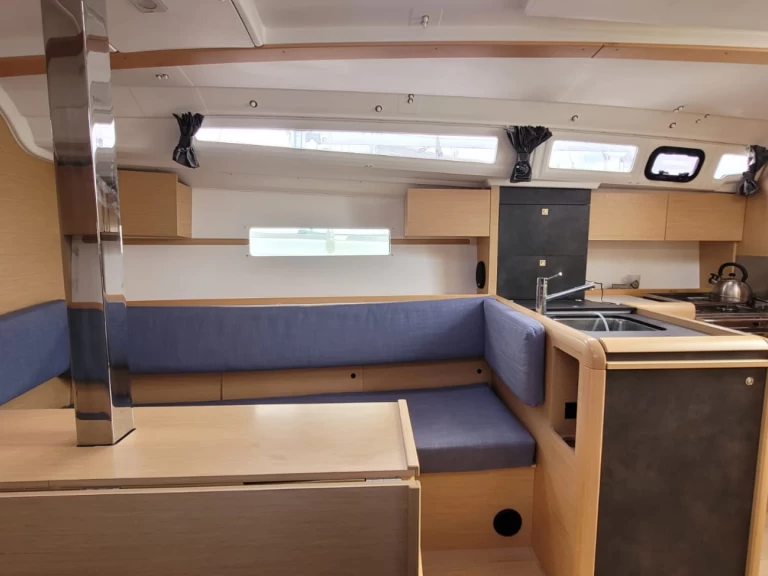 Hire Sailboat Jeanneau with a boat licence