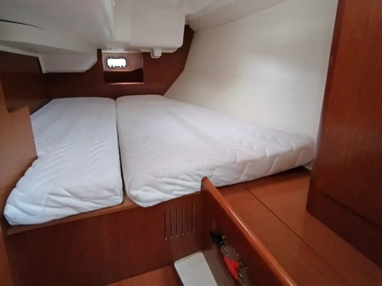 Sailboat hire in Saint-Quay-Portrieux - Bénéteau Oceanis 37