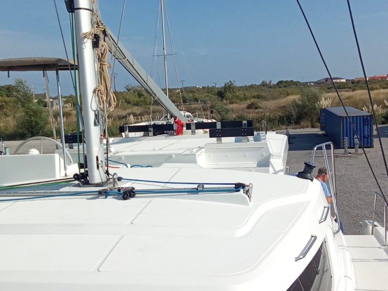 Catamaran to hire Hyères at the best price