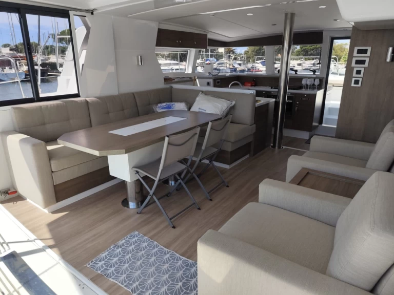 Catamaran to hire Hyères at the best price
